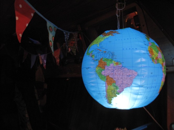 Uppblåsbar jordglob ombord på Mary af Rövarhamn.