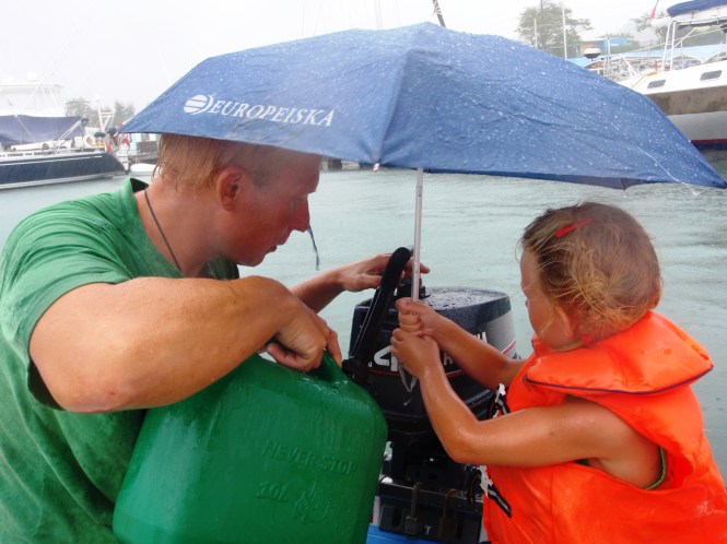 Lovis ser till så att det inte kommer vatten i bensinen