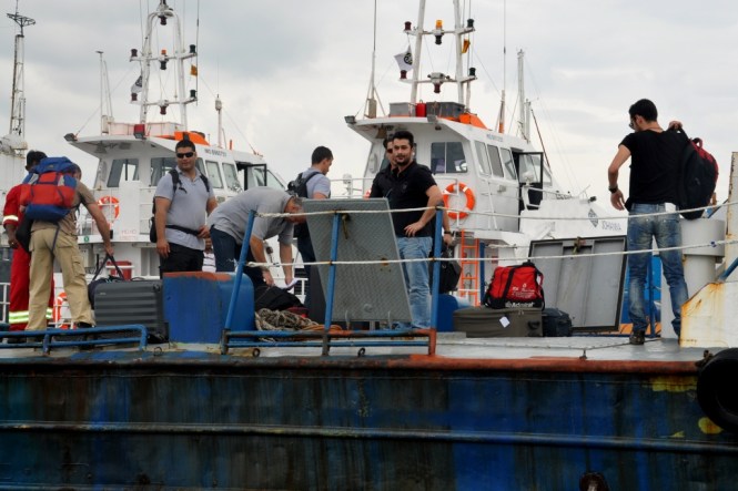 Grannbåten kör med legosoldater och vapen i lasten. 
