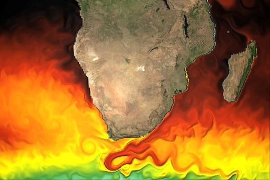 Den sydgående Agulhas-strömmen längs Sydafrikas östkust ger härlig skjuts så länge det blåser från norr. Men när vinden vrider på syd bildas farliga vågor, ibland 20 meter höga ...