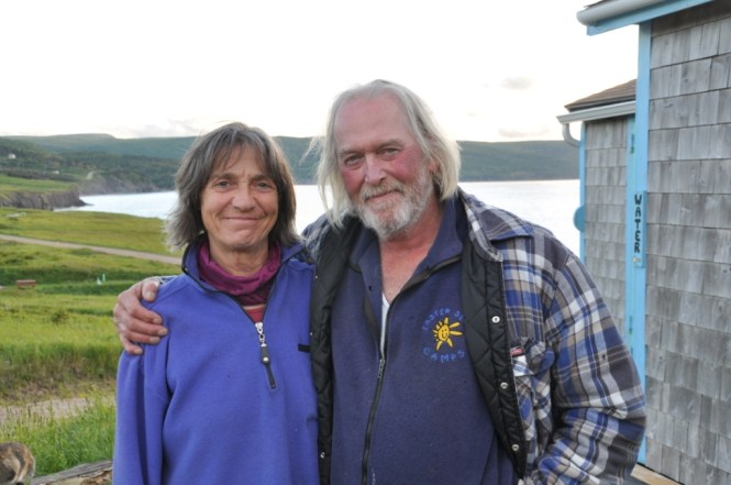 Margarit och Fred utanför sitt hem i St Lawrence Bay