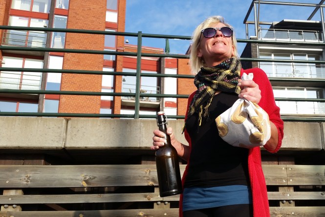 Morgonens leverans av nybakade bullar och färskpressad juice.