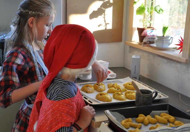 Hos oss är lussebullarna gula, vilken färg har de hemma hos dig?